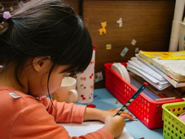 Bạn trẻ - Cuộc sống - Con gái làm toán "3600 ÷ 9 = 400" bị cô giáo gạch sai, bố "ngã ngửa" khi nghe lời giải thích