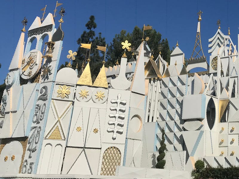 Mary Blair đã thiết kế mặt tiền Small World, mang tính biểu tượng của Disneyland.