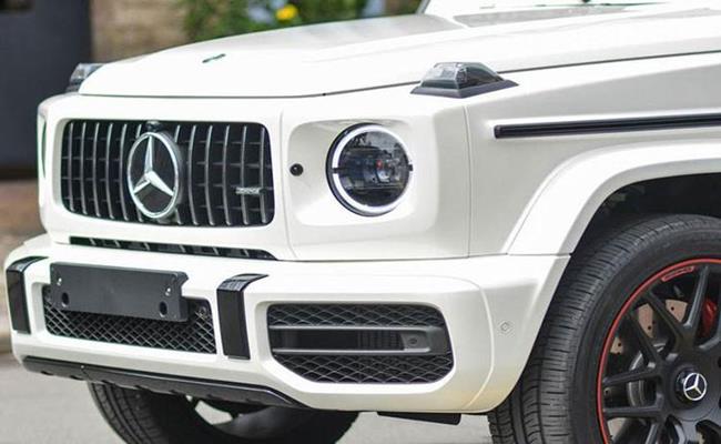 Ngoài ra, chiếc Mercedes-AMG của Sơn Tùng xuất hiện ống xả ở cả hai bên thân xe, điều mà những chiếc G 63 nhập khẩu tư nhân mới có. Còn xe chính hãng chỉ xuất hiện ở bên phía tài xế.
