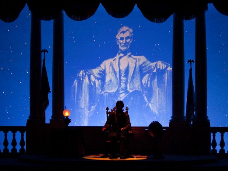 Khoảnh khắc tuyệt vời của ông Lincoln hiện tọa lạc trên phố chính ở Disneyland