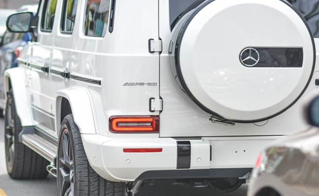 Mặc dù là mẫu SUV địa hình, nhưng G 63 có hàng loạt trang bị hiện đại như màn hình đôi kích thước 12,3 inch hay hệ thống giải trí kết nối Apple CarPlay và Android Auto.&nbsp;
