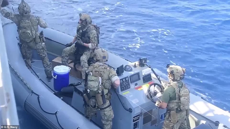 Lính hải quân Mỹ lên tàu lạ kiểm tra. Ảnh: U.S. Navy