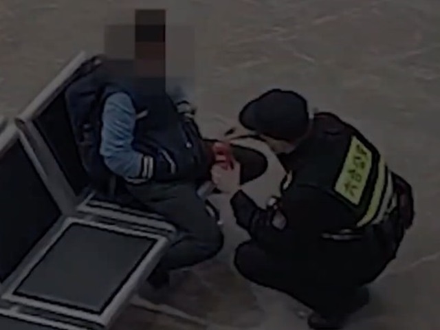 Bạn trẻ - Cuộc sống - Bé trai lang thang giữa đêm và sự thật rơi nước mắt