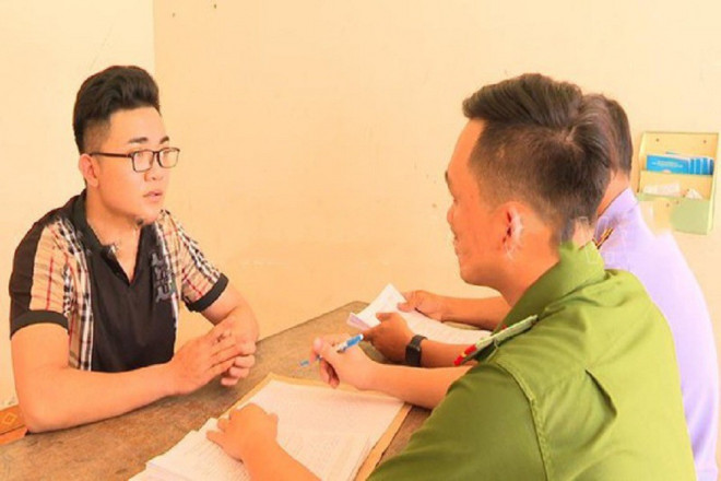 Công an lấy lời khai&nbsp;Chềnh Tấn Hưng. Ảnh: AX.&nbsp;