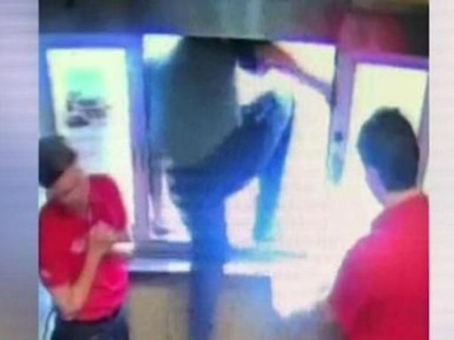 Bạn trẻ - Cuộc sống - Nam thanh niên cầm dao lao nhanh đến một chiếc ô tô, ai nấy hoảng hồn cho tới khi biết lý do