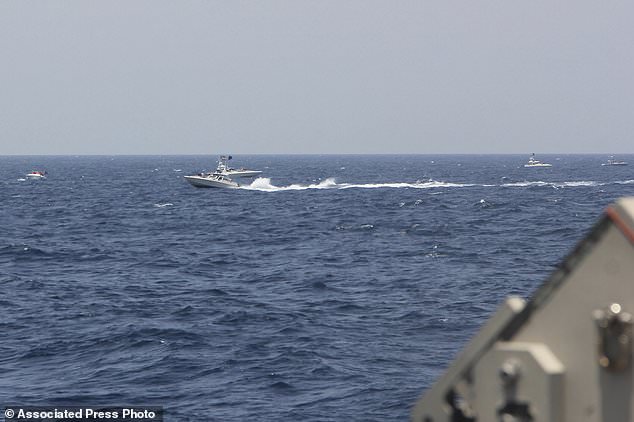 Các thuyền cao tốc Iran áp sát nhóm tàu chiến Mỹ.