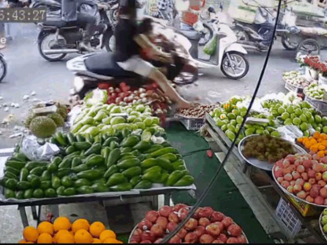 Media - Mẹ dừng xe quên tắt máy, con nhỏ vặn tay ga đâm đổ sạp hoa quả