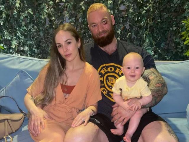 Thể thao - Nghi ngờ "Thần Thor" 2m06 bị vợ 1m52 đấm tím mắt, xôn xao cộng đồng mạng