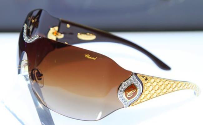 Chiếc kính Chopard có giá 400.000 USD (9,23 tỷ đồng) này đã được De Rigo Vision thiết kế cho nhà trang sức Thụy Sĩ nổi tiếng Chopard, hiện nó đang được trưng bày tại Dubai.
