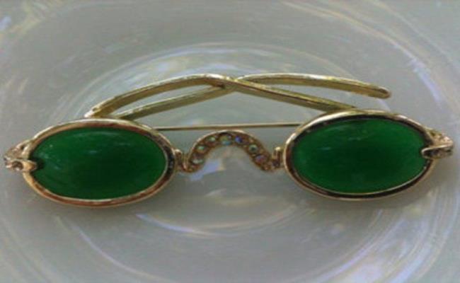 Shiels Jewelers là một công ty có trụ sở tại Adelaide, Úc. Thương hiệu này đã mất 5 năm để có được những chiếc kính râm ngọc lục bảo độc đáo và dành ba tháng để đánh bóng, cắt chúng thành hình hoàn chỉnh. 
