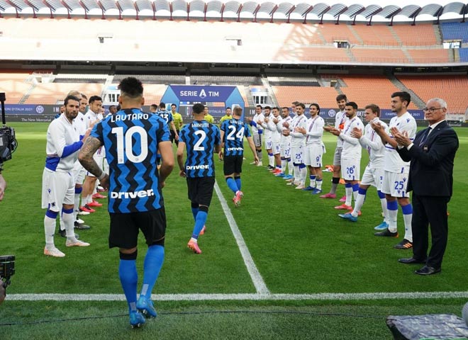 Tân vương Serie A Inter Milan được các cầu thủ Sampdoria xếp hàng vỗ tay chúc mừng trước trận đấu ở vòng 35 Serie A