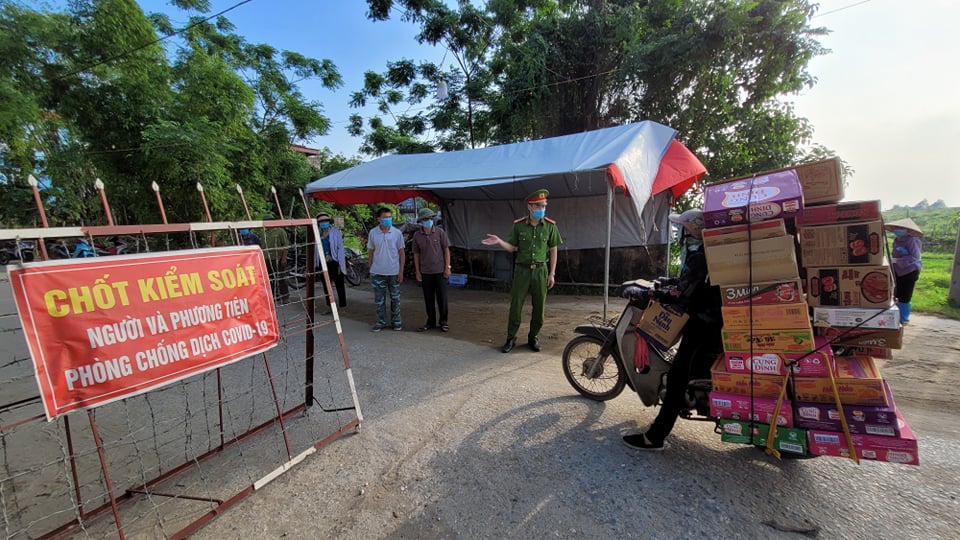 Lực lượng chức năng lập chốt kiểm soát dịch bệnh tại xã Mão Điền (Thuận Thành, Bắc Ninh)