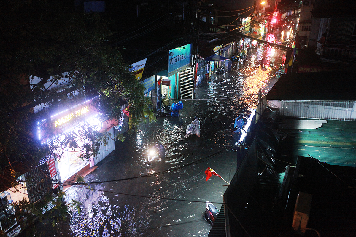 Người Hà Nội bì bõm trên phố sau cơn mưa lớn đầu hè - 1