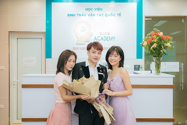 Streamer Hà Kiều Trang (bên phải) tặng hoa chúc mừng