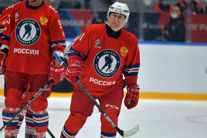 Tổng thống Putin chơi hockey rất cừ trên sân băng ở Sochi