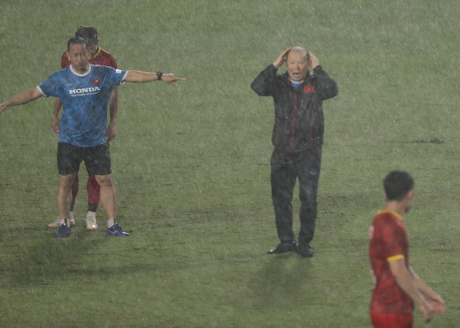 HLV Park Hang Seo và ĐT Việt Nam dầm mưa tập luyện trong chiều tối 11/5