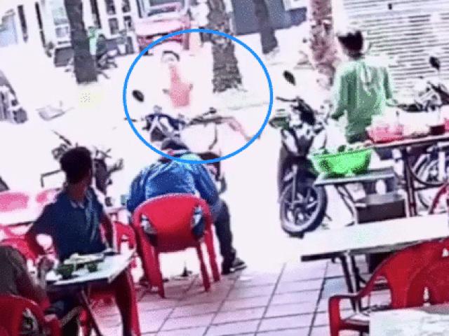 Thế giới xe - Video: Lái xe máy lao lên vỉa hè, tông vào quán cơm, thực khách ngơ ngác