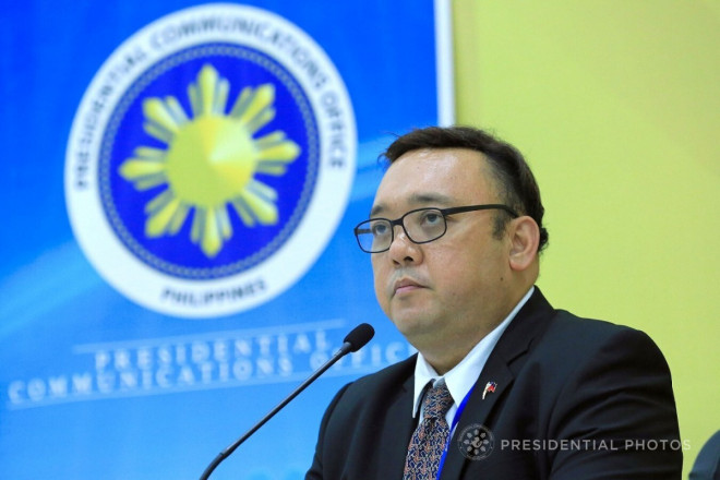 Phát ngôn viên&nbsp;Harry Roque trong cuộc họp báo ở thủ đô Manila, Philippines,&nbsp;ngày 11-5. Ảnh: RAPPLER
