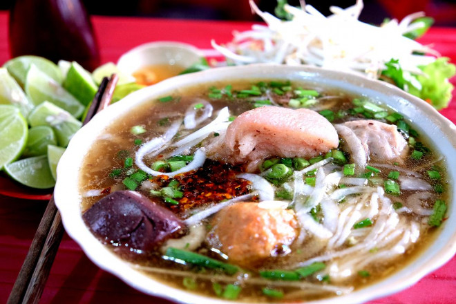 Quán bún Huế giữa lòng Sài Gòn bán 1.000 tô mỗi ngày, muốn ăn phải xếp hàng chờ đợi - 3