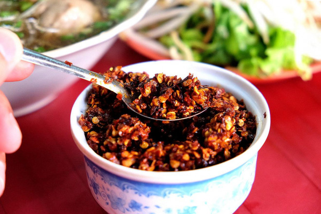 Quán bún Huế giữa lòng Sài Gòn bán 1.000 tô mỗi ngày, muốn ăn phải xếp hàng chờ đợi - 5