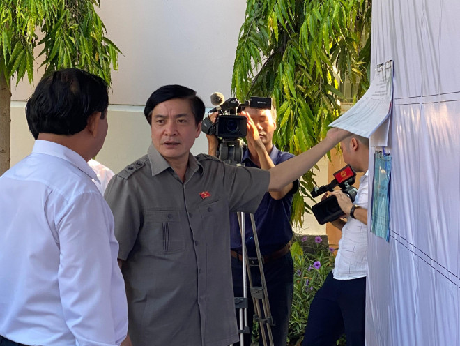 Tổng Thư ký Quốc hội, Chánh Văn phòng Hội đồng bầu cử quốc gia Bùi Văn Cường kiểm tra công tác chuẩn bị bầu cử tại Ninh Thuận. Ảnh QH