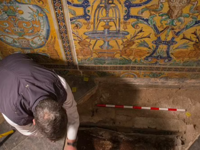 Du lịch - Sửa cung điện, phát hiện cô gái tóc vàng bị giấu dưới sàn 7 thế kỷ