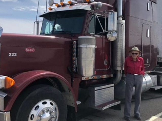 Ô tô - Bất ngờ với cụ ông 88 tuổi vẫn hành nghề lái xe container