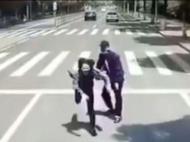 Bạn trẻ - Cuộc sống - Thanh niên thẳng tay đẩy bạn gái vào xe buýt đang chạy, bị chỉ trích còn có thái độ gây phẫn nộ