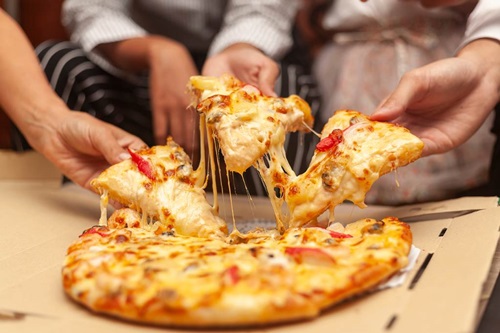 Đi làm bị đồng nghiệp cô lập, không cho ăn pizza, mẹ đơn thân kiện công ty kiếm bộn tiền - 1