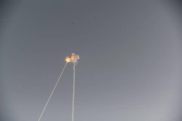 Hệ thống phòng thủ Vòm Sắt của Israel chặn rốc-két bắn từ dải Gaza hôm 10-5. Ảnh: Haaretz