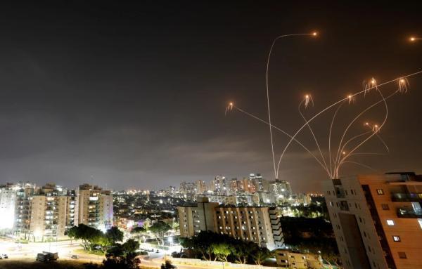 Các vệt sáng được nhìn thấy khi hệ thống chống tên lửa của Israel đánh chặn các tên lửa phóng từ Dải Gaza về phía Israel hôm 10-5. Ảnh: Reuters