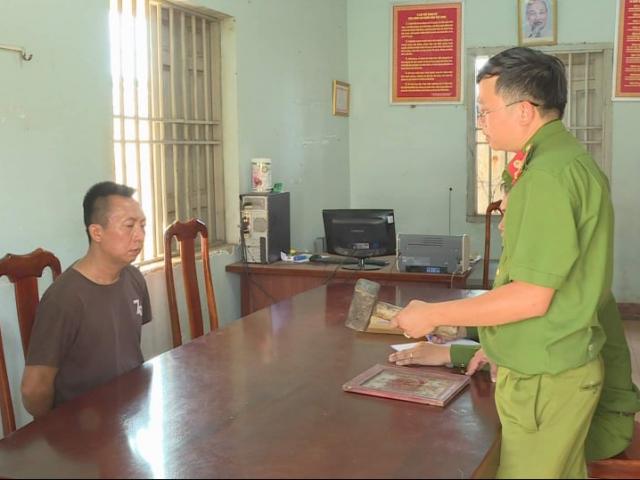 Pháp luật - Người đàn ông thách thức, cầm gỗ đánh vào cổ thượng úy công an
