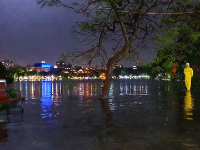 Tin tức trong ngày - Tin tức 24h qua: Lý do phố quanh Hồ Gươm chìm trong "biển nước" sau trận mưa lớn đầu hè