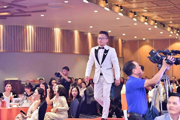 Doanh nhân Trần Trọng đạt giải Super Star – Doanh nhân truyền cảm hứng trong đêm hội The Light do mạng lưới kết nối cộng đồng đầu tư và kinh doanh toàn cầu tổ chức.