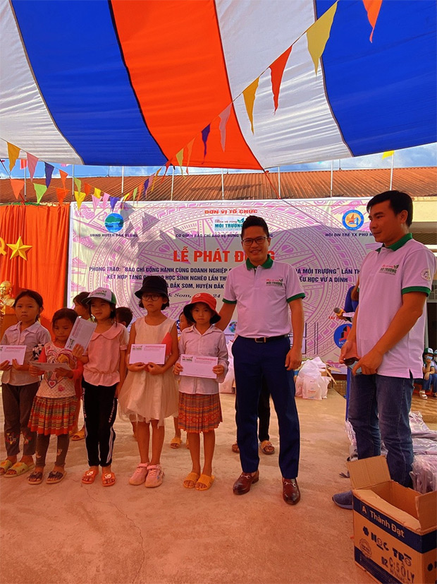 Doanh nhân Trần Trọng tham gia tặng quà cho học sinh nghèo vượt khó học giỏi, chăm ngoan, có ý thức bảo vệ rừng, bảo vệ môi trường tài nguyên