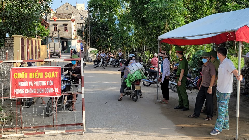 Lực lượng chức năng lập chốt kiểm soát dịch bệnh tại xã Mão Điền (Thuận Thành, Bắc Ninh)