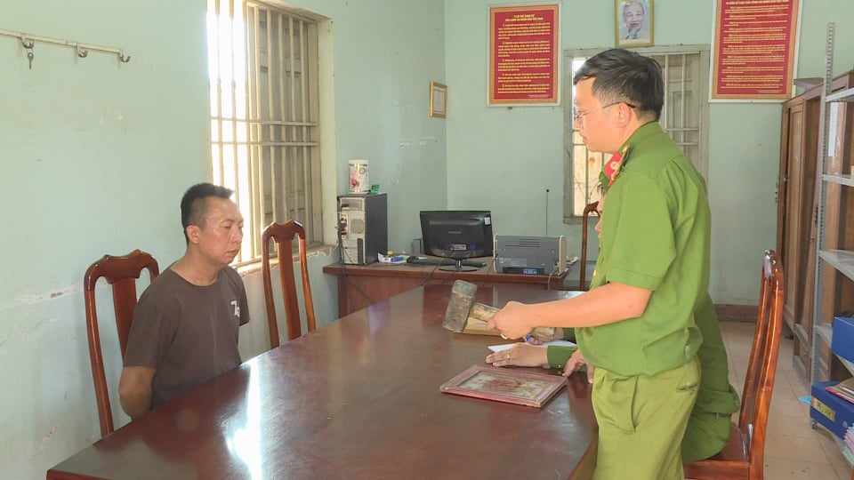 Vũ tại cơ quan công an.