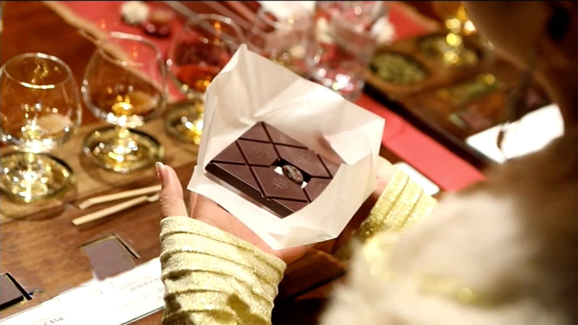 Được bán với mức giá 450 USD (hơn 10 triệu VND), To’ak chocolate đã soán ngôi thanh socola đen nguyên chất đắt nhất thế giới hiện nay.
