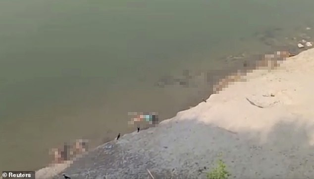 Các thi thể mới được phát hiện ở khu vực sông Hằng chảy qua các bang&nbsp;Uttar Pradesh và Bihar. Ảnh: Reuters