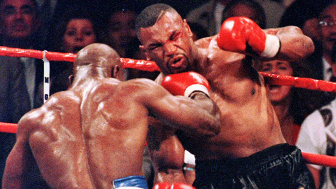 Mike Tyson (phải) rất sợ bản lĩnh thi đấu của Holyfield