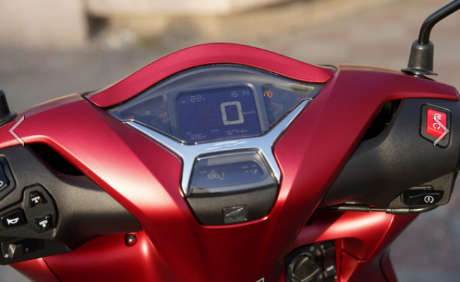 Đồng hồ LCD mới hiển thị rõ nét các thông tin cần thiết giúp lái xe vận hành thuận tiện.
