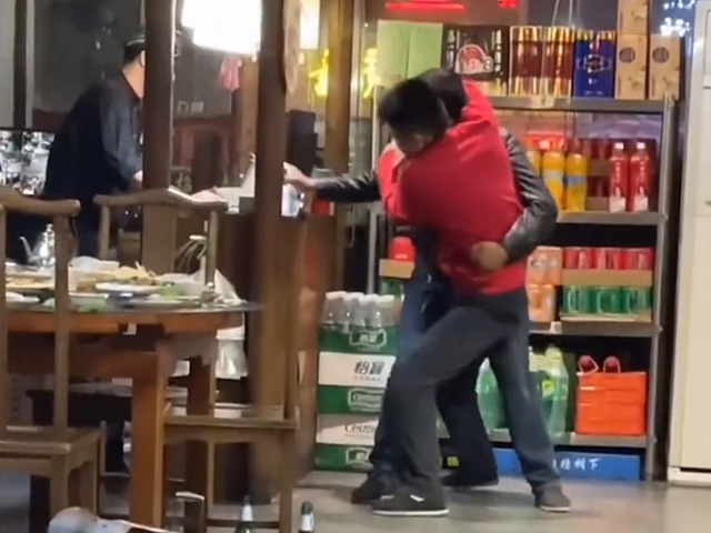 Cười 24H - Tranh nhau trả tiền dễ gây "sứt mẻ" tình cảm bạn bè!