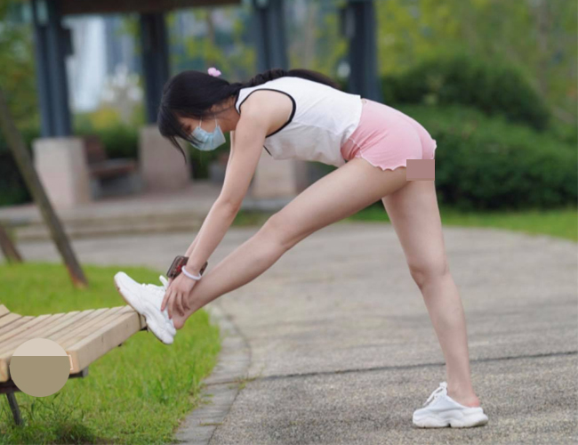 Diện quần mỏng &#34;cánh chuồn&#34; đi tập thể dục sáng, người đẹp &#34;tẽn tò&#34; vì gặp sự cố xộc xệch kém duyên.
