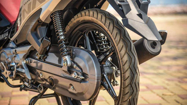 Hệ thống treo và hộp xích của Yamaha FINN 115i, bánh xe hợp kim, với lốp có săm dễ thay thế và có chi phí hợp lý
