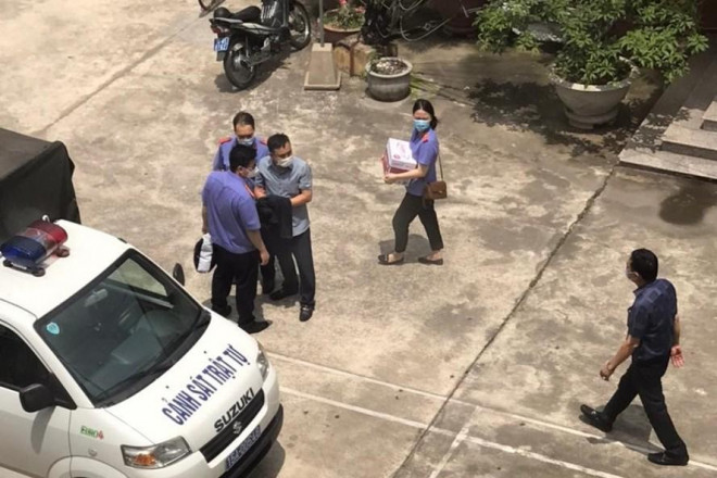 Cơ quan điều tra Viện Kiểm sát nhân dân tối cao thực hiện lệnh bắt 3 cán bộ công an quận Đồ Sơn - Ảnh: CTV