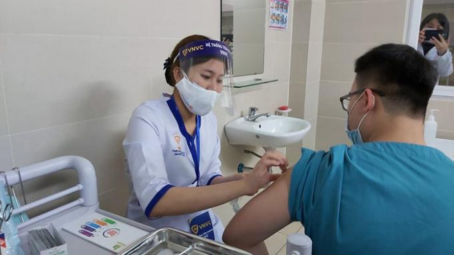 Chủ nhật này, Việt Nam nhận thêm gần 1,7 triệu liều vắc-xin COVID-19 - 1