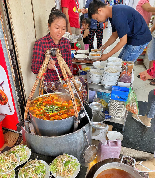 Con gái của cô Liên hiện là người nối nghiệp đời thứ 4 của Bún Riêu Gánh. Ảnh: Afamily