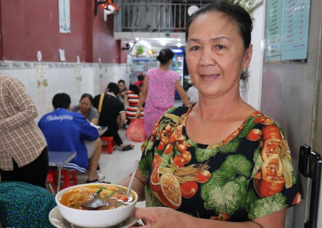 Một tô bún riêu có giá 55.000 đồng gồm bún, chả cua thịt, huyết vịt và đậu hủ. Ảnh: Zingnews