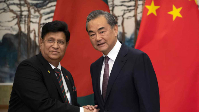 Bộ trưởng Ngoại giao Bangladesh A.K. Abdul Momen và người đồng cấp Trung Quốc Vương Nghị. Ảnh: Reuters