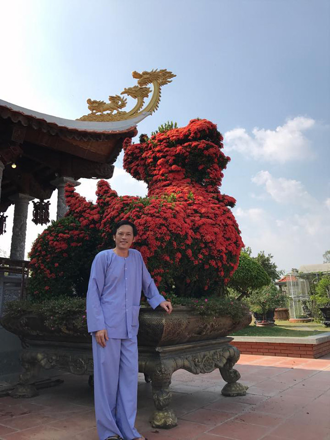 Là nghệ sĩ đắt show và cát-xê thuộc top cao nhất làng giải trí nhưng đời thường Hoài Linh vô cùng giản dị. Anh thường mặc áo bà ba, mang dép lê.